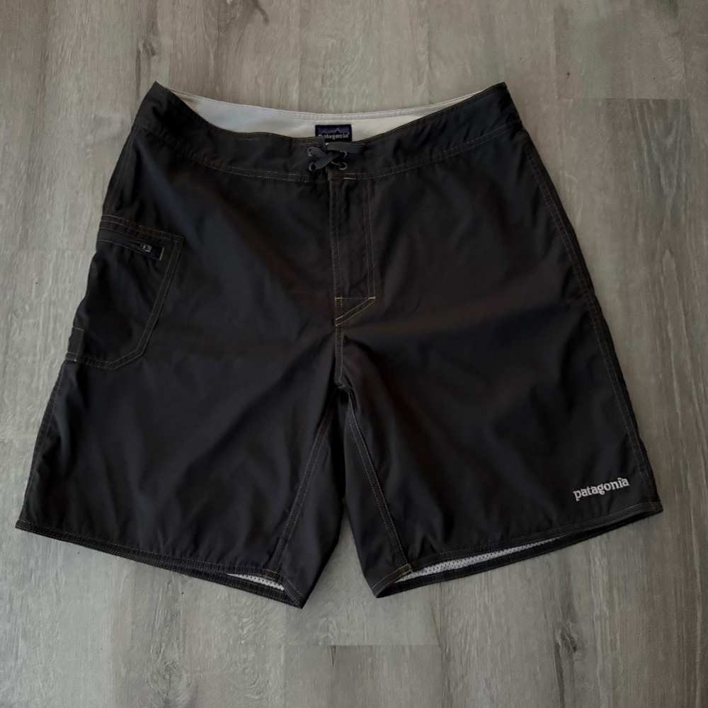 Patagonia Men’s Wavefarer Dark Gray Boardshorts Size 34 Swim Vacation Gorpcore